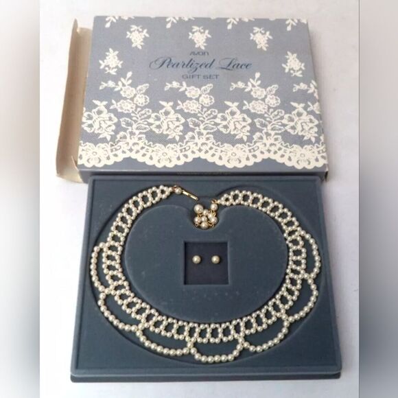 VINTAGE 1987 AVON PEARLIZED LACE GIFT SET EARRING & NECKLACE SET NOS MIB!!! - Picture 1 of 4